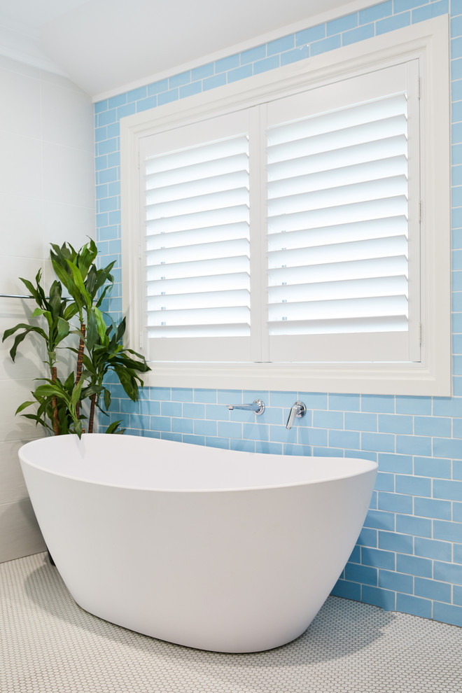 Idee per una stanza da bagno padronale stile marino di medie dimensioni con vasca freestanding, piastrelle blu, pareti blu, lavabo a bacinella, pavimento bianco e piastrelle diamantate