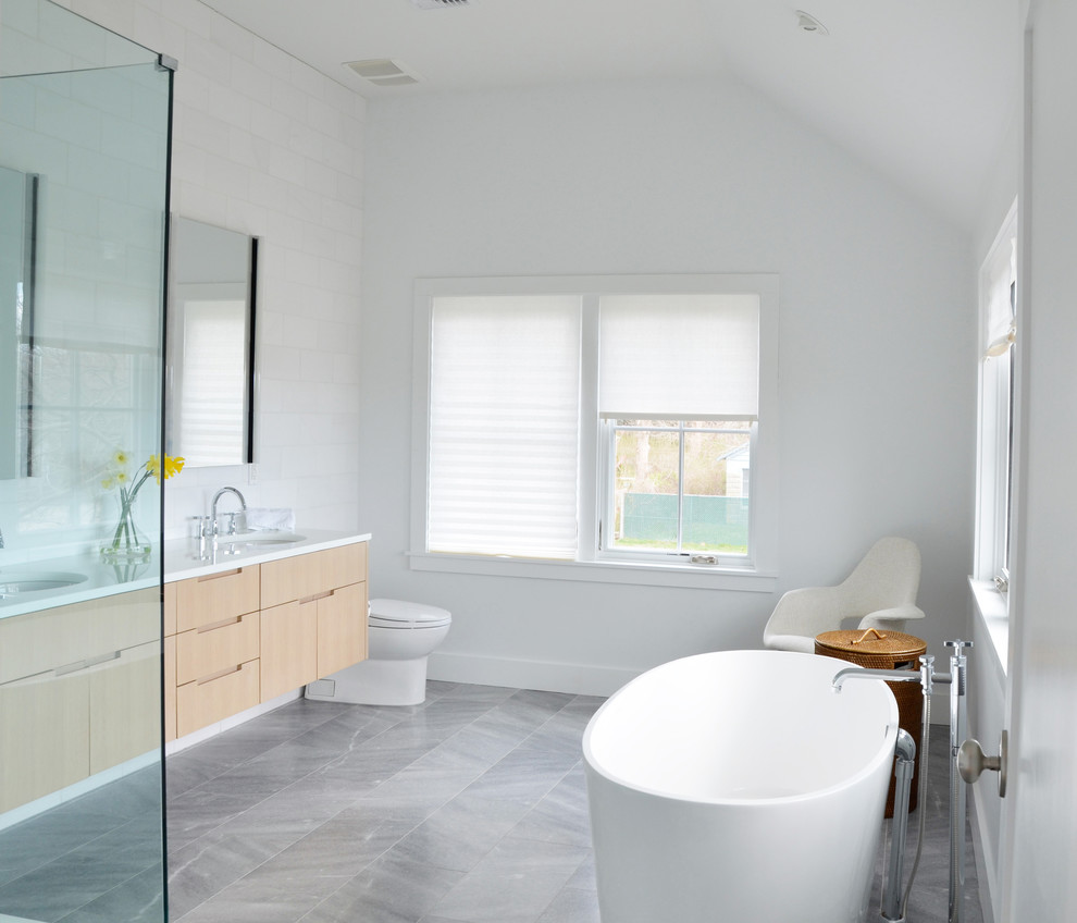Cette image montre une salle de bain design avec un sol gris.