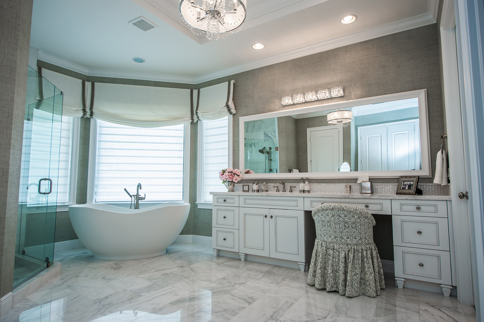Стильный дизайн: большая главная ванная комната в морском стиле с фасадами с утопленной филенкой, белыми фасадами, отдельно стоящей ванной, угловым душем, белой плиткой, плиткой мозаикой, зелеными стенами, мраморным полом, накладной раковиной и мраморной столешницей - последний тренд