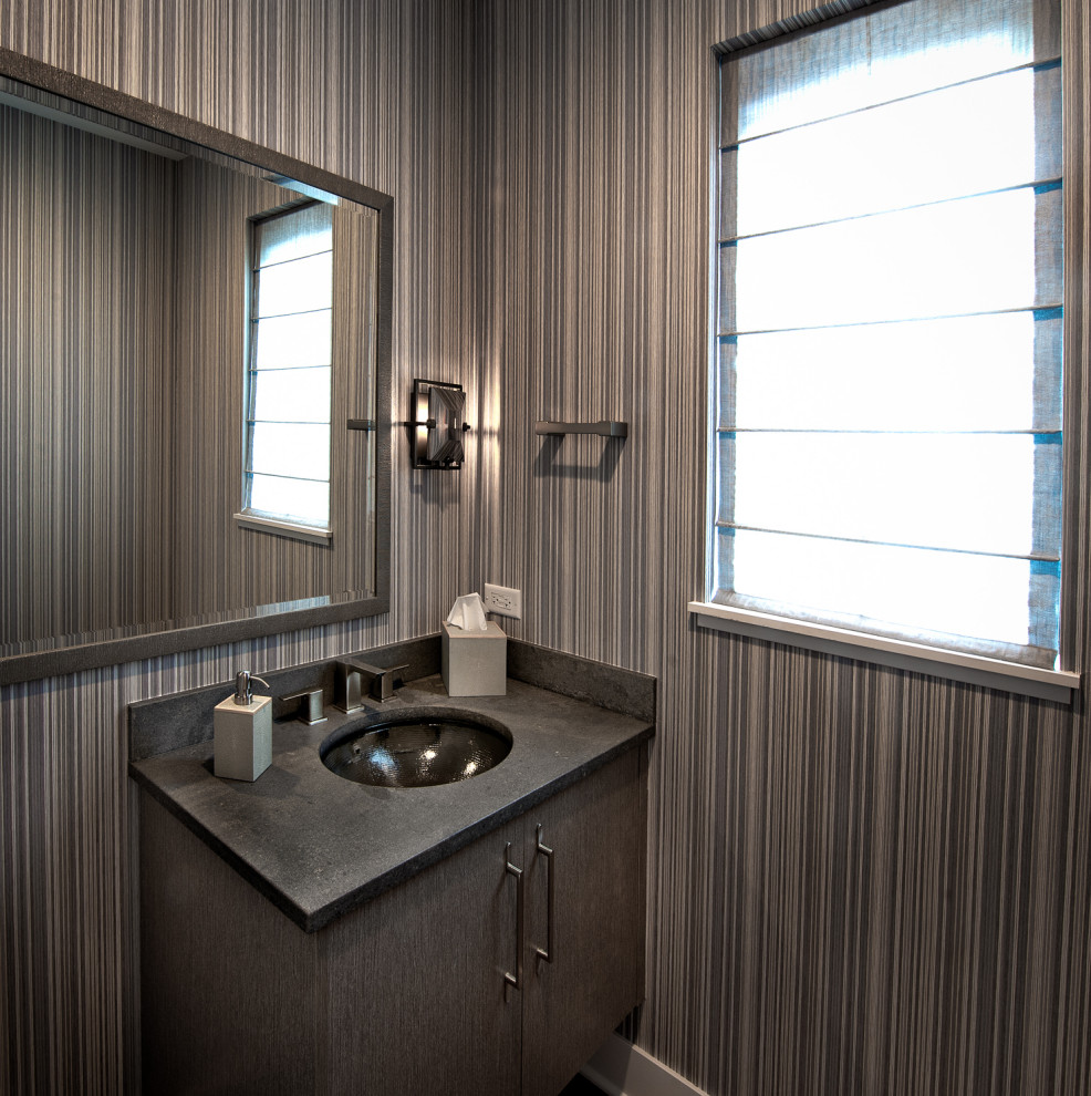 Idéer för att renovera ett stort lantligt grå grått badrum, med släta luckor, grå skåp, en öppen dusch, grå väggar, bänkskiva i betong och dusch med gångjärnsdörr