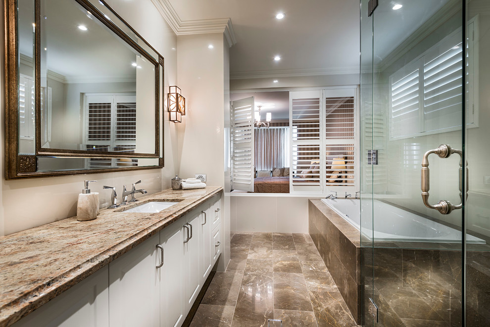 Идея дизайна: большая главная ванная комната в классическом стиле с фасадами с выступающей филенкой, накладной ванной, врезной раковиной, белыми фасадами и бежевыми стенами