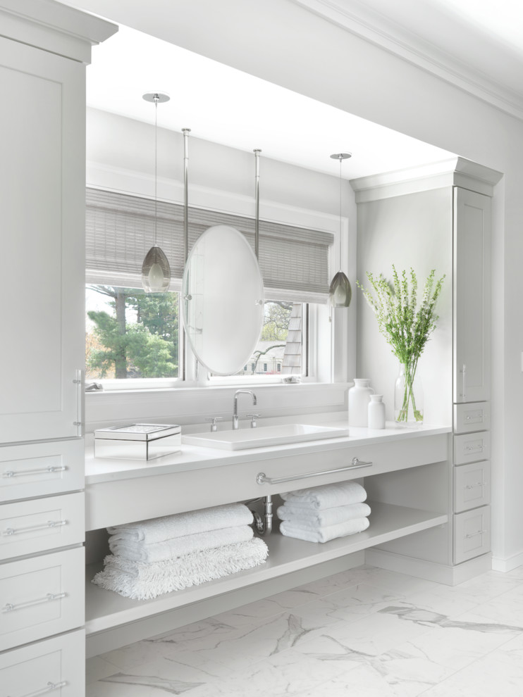 Modelo de cuarto de baño tradicional renovado con armarios estilo shaker, puertas de armario grises, paredes blancas y suelo de mármol