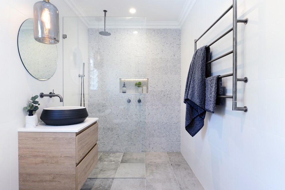 Foto på ett mellanstort funkis en-suite badrum, med släta luckor, vit kakel, vita väggar, klinkergolv i keramik, ett fristående handfat, bänkskiva i akrylsten, gula skåp, en öppen dusch, mosaik, grått golv och med dusch som är öppen