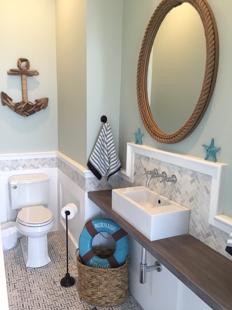 Esempio di una piccola stanza da bagno con doccia stile marino con lavabo sospeso, top in legno, WC a due pezzi, piastrelle bianche, piastrelle in pietra, pareti blu, pavimento con piastrelle a mosaico e nessun'anta