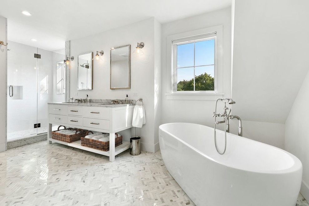 Imagen de cuarto de baño marinero con baldosas y/o azulejos blancos