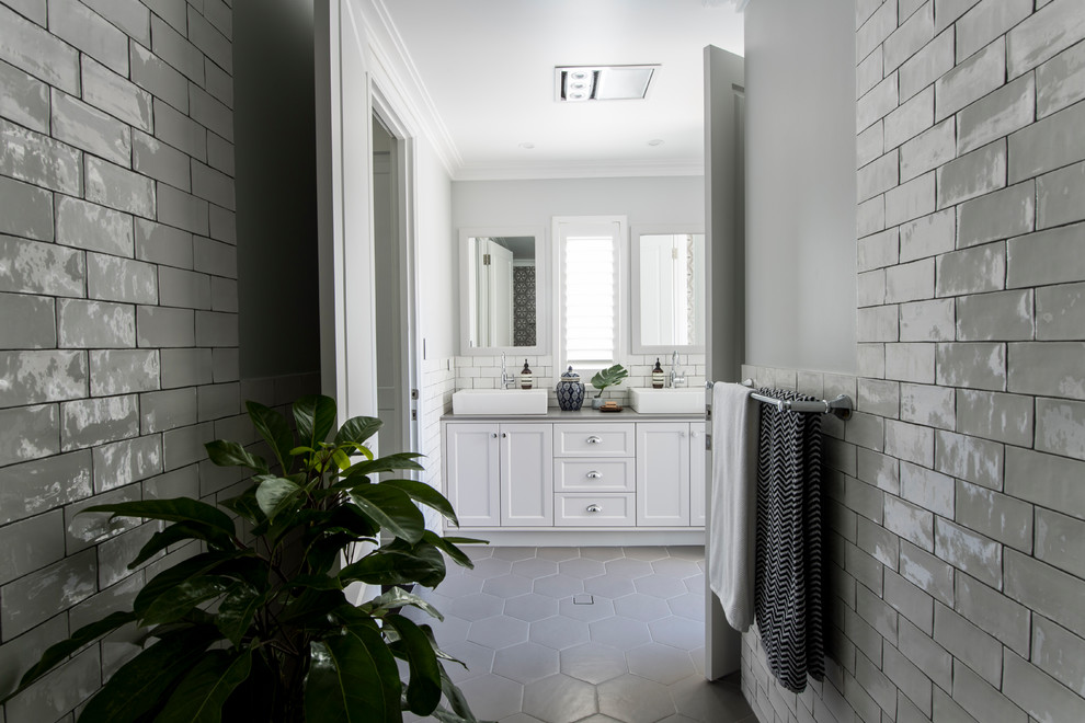 Источник вдохновения для домашнего уюта: главная ванная комната в стиле неоклассика (современная классика) с фасадами в стиле шейкер, белыми фасадами, белой плиткой, плиткой кабанчик, настольной раковиной, столешницей из гранита, серым полом, серыми стенами, серой столешницей и полом из керамогранита
