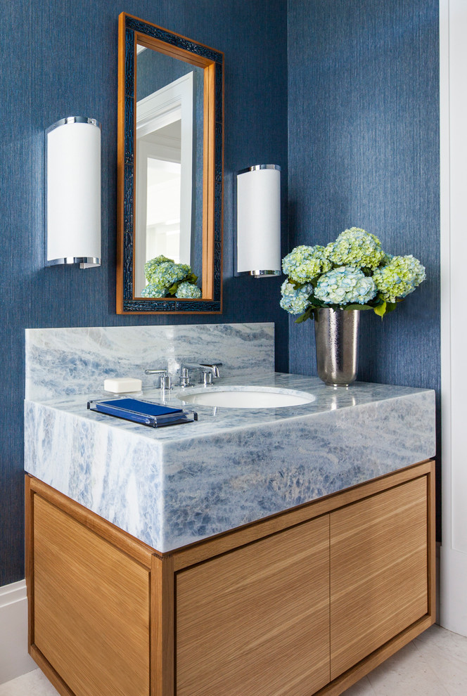 ニューヨークにある中くらいなトランジショナルスタイルのおしゃれな浴室 (フラットパネル扉のキャビネット、中間色木目調キャビネット、青い壁、アンダーカウンター洗面器、大理石の洗面台、白い床、青い洗面カウンター) の写真