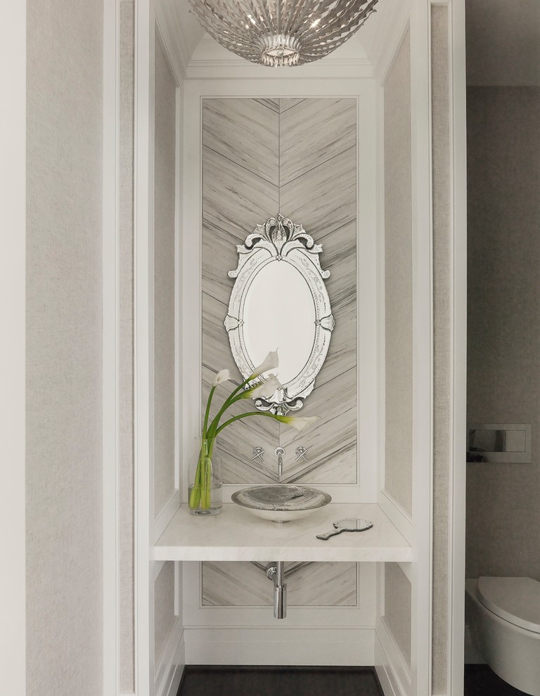 Idee per una stanza da bagno con doccia classica di medie dimensioni con WC sospeso, pareti bianche, pavimento in marmo e pavimento beige