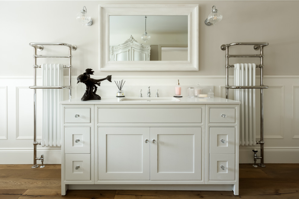 Inspiration för ett vintage vit vitt badrum, med skåp i shakerstil, beige skåp, ett badkar med tassar, en kantlös dusch, grå väggar, mellanmörkt trägolv och marmorbänkskiva