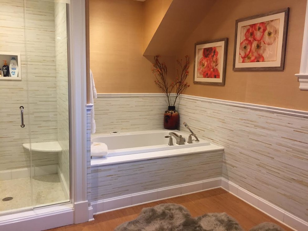 На фото: главная ванная комната среднего размера в стиле неоклассика (современная классика) с накладной ванной, душем в нише, коричневой плиткой, белой плиткой, удлиненной плиткой, коричневыми стенами, темным паркетным полом, коричневым полом и душем с распашными дверями с