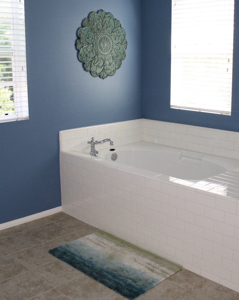 Идея дизайна: главная ванная комната среднего размера в стиле кантри с ванной в нише, бежевой плиткой, керамической плиткой, синими стенами и полом из керамической плитки