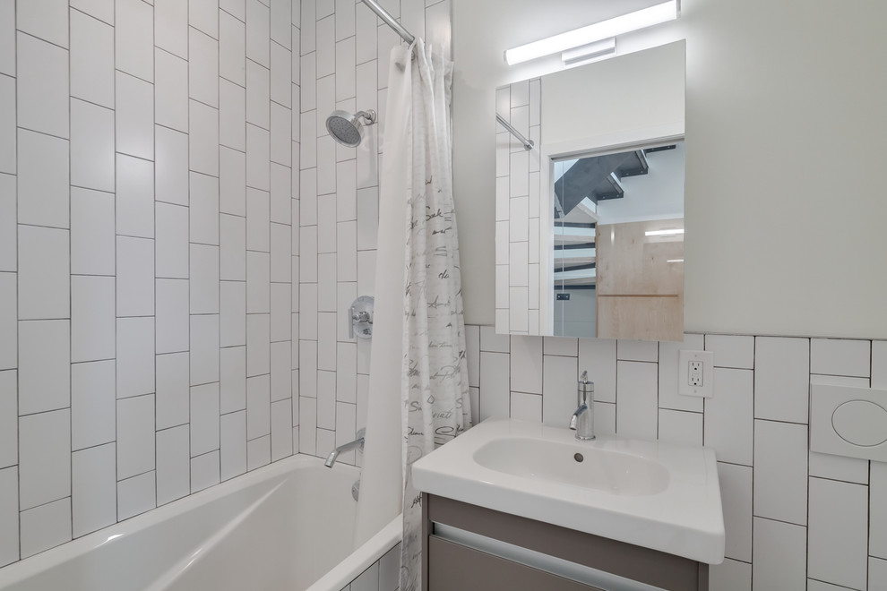 Пример оригинального дизайна: маленькая ванная комната в стиле модернизм с плоскими фасадами, белыми фасадами, японской ванной, душем над ванной, инсталляцией, белой плиткой, керамической плиткой, белыми стенами, подвесной раковиной, столешницей из искусственного камня и шторкой для ванной для на участке и в саду
