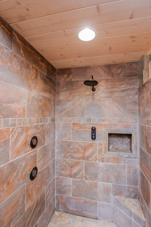 Imagen de cuarto de baño de estilo americano con ducha empotrada