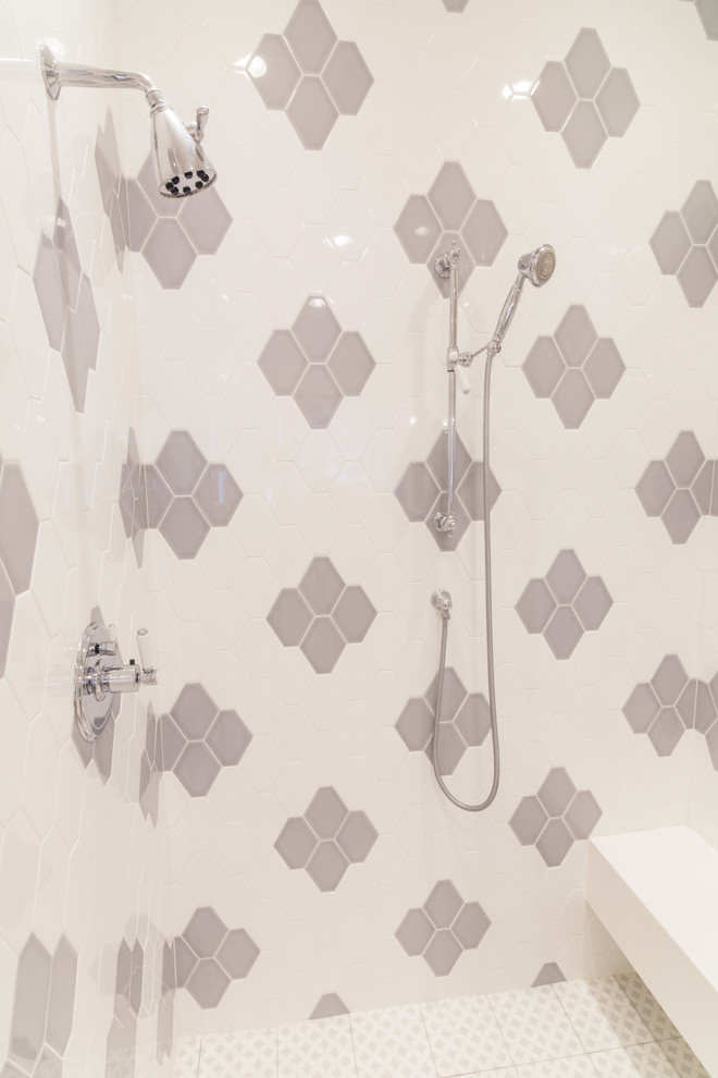 Idéer för ett mellanstort klassiskt badrum med dusch, med släta luckor, skåp i ljust trä, en dusch i en alkov, en toalettstol med separat cisternkåpa, vit kakel, porslinskakel, grå väggar, klinkergolv i porslin, ett undermonterad handfat, marmorbänkskiva, vitt golv och dusch med gångjärnsdörr