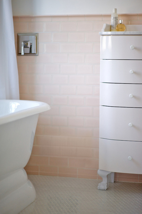 Inredning av ett shabby chic-inspirerat mellanstort badrum med dusch, med ett fristående badkar, rosa kakel, tunnelbanekakel, släta luckor, rosa väggar, mosaikgolv, vita skåp och bänkskiva i kvarts