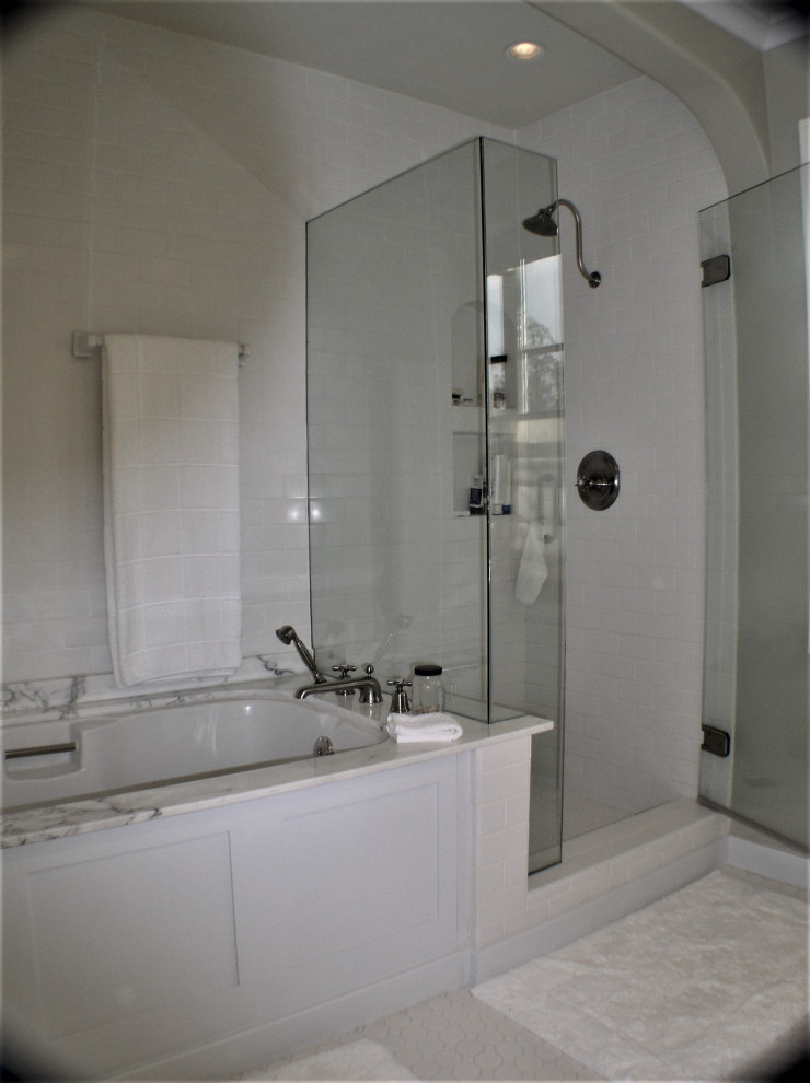 Источник вдохновения для домашнего уюта: маленькая главная ванная комната в стиле неоклассика (современная классика) с фасадами в стиле шейкер, белыми фасадами, полновстраиваемой ванной, угловым душем, раздельным унитазом, белой плиткой, керамогранитной плиткой, полом из керамогранита, врезной раковиной, мраморной столешницей, душем с распашными дверями, тумбой под одну раковину, встроенной тумбой, зелеными стенами, белым полом и серой столешницей для на участке и в саду