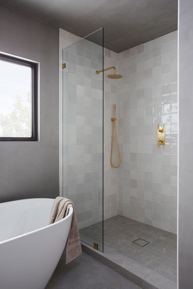 Ispirazione per una stanza da bagno padronale minimal di medie dimensioni con vasca freestanding, doccia alcova, pareti grigie, pavimento grigio, doccia aperta, piastrelle in ceramica e piastrelle bianche