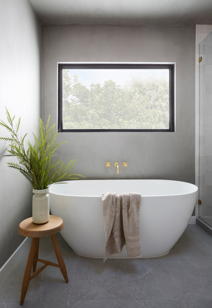 Idéer för ett mellanstort modernt vit en-suite badrum, med släta luckor, skåp i mellenmörkt trä, ett fristående badkar, en dusch i en alkov, en toalettstol med hel cisternkåpa, grå kakel, keramikplattor, grå väggar, betonggolv, ett integrerad handfat, bänkskiva i akrylsten, grått golv och med dusch som är öppen