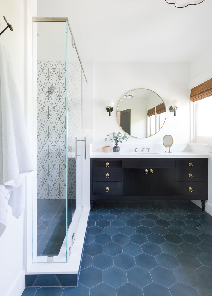 Klassisches Badezimmer mit flächenbündigen Schrankfronten, schwarzen Schränken, weißer Wandfarbe, Unterbauwaschbecken, blauem Boden und weißer Waschtischplatte in Los Angeles