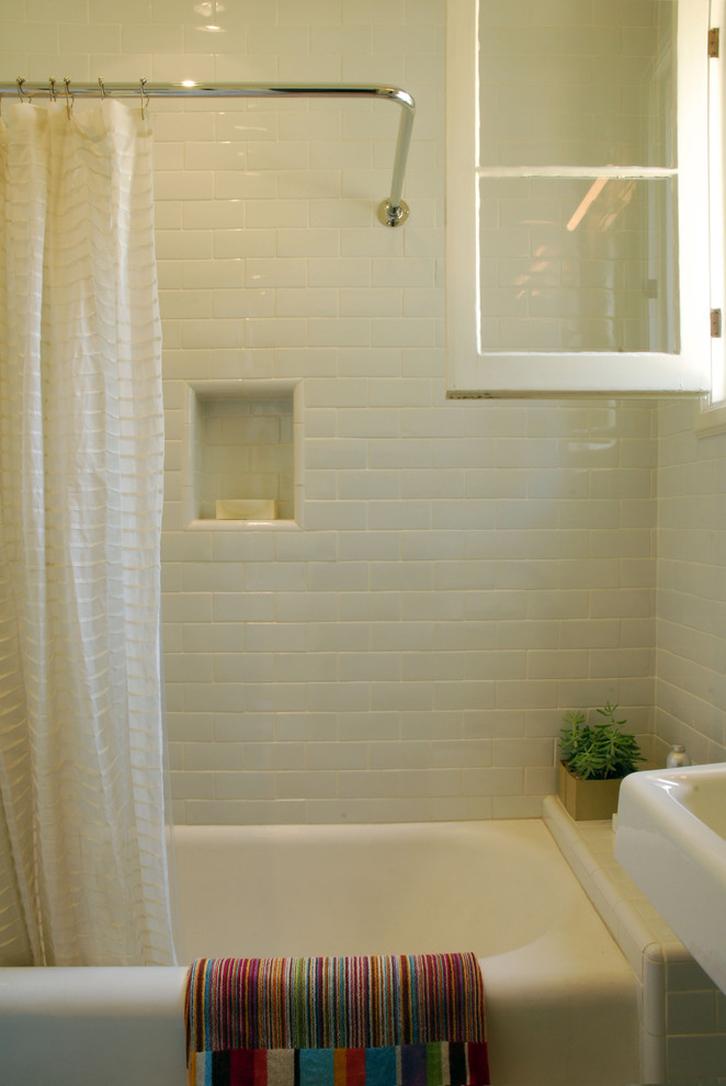 Diseño de cuarto de baño moderno con bañera empotrada, combinación de ducha y bañera, baldosas y/o azulejos blancos y baldosas y/o azulejos de cemento
