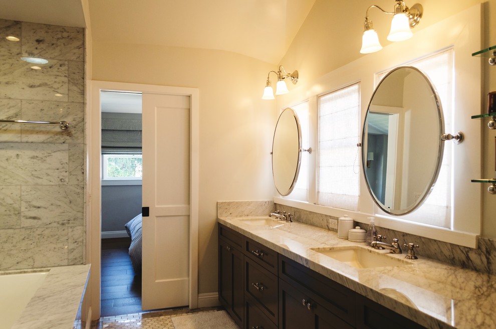 Diseño de cuarto de baño principal clásico renovado grande con ducha esquinera, sanitario de una pieza y baldosas y/o azulejos multicolor