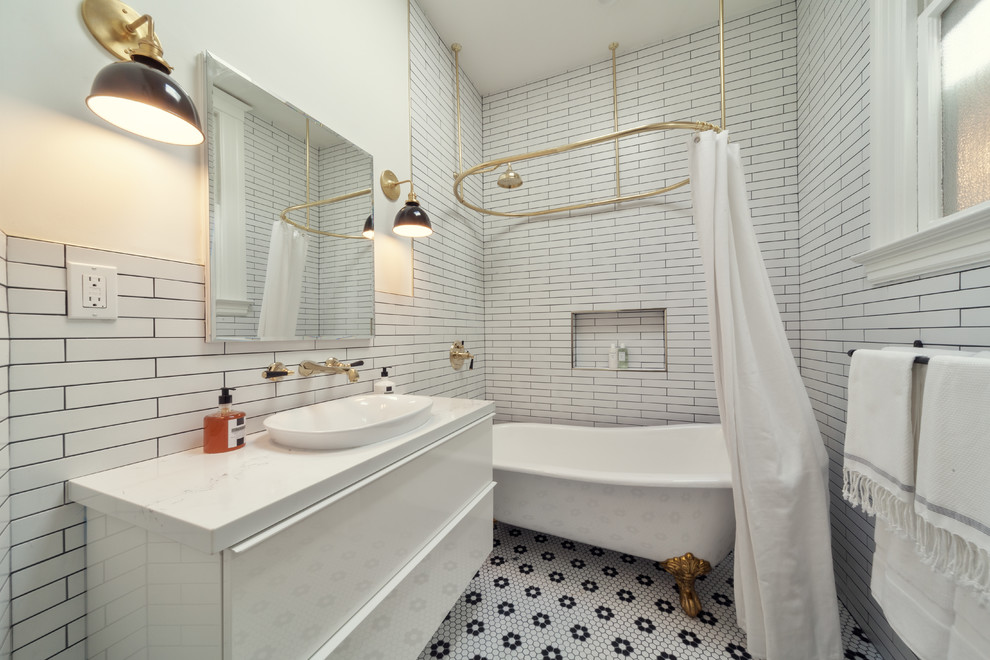 Идея дизайна: ванная комната среднего размера в викторианском стиле с плоскими фасадами, белыми фасадами, ванной на ножках, черно-белой плиткой, керамической плиткой, белыми стенами, полом из керамической плитки, накладной раковиной и столешницей из кварцита