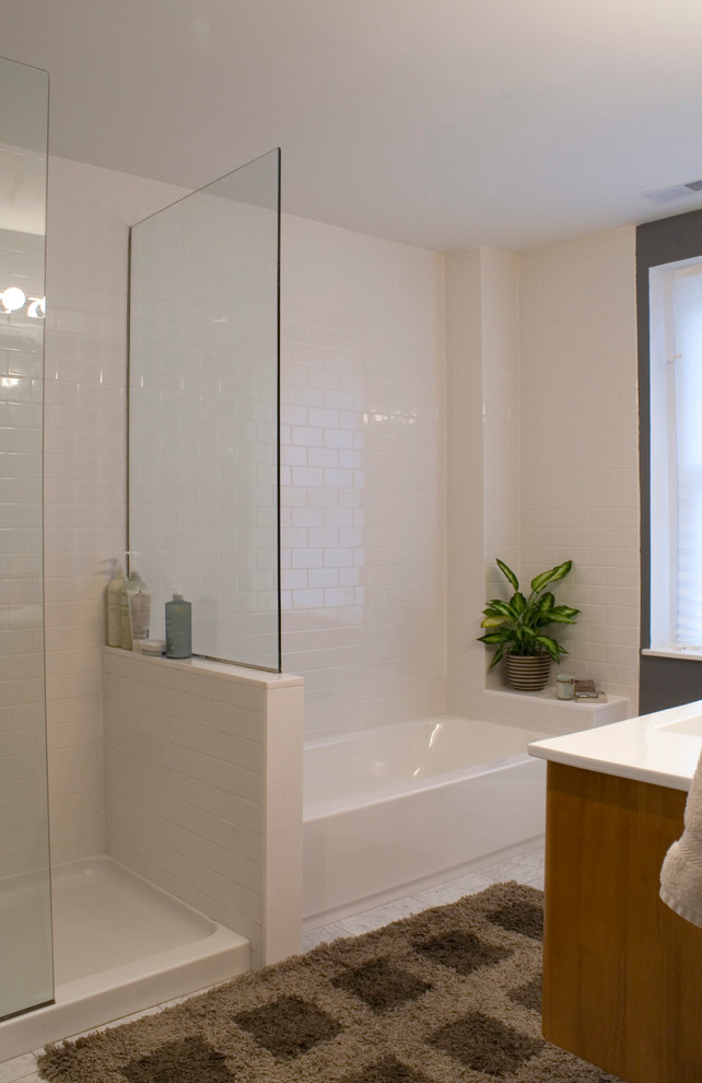 Inspiration för ett mellanstort funkis en-suite badrum, med skåp i mellenmörkt trä, ett platsbyggt badkar, vit kakel och keramikplattor