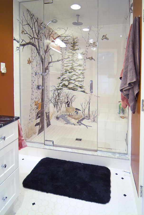Modern inredning av ett mellanstort en-suite badrum, med skåp i shakerstil, vita skåp, en dusch i en alkov, en toalettstol med separat cisternkåpa, vit kakel, keramikplattor, röda väggar, klinkergolv i keramik, ett undermonterad handfat och marmorbänkskiva