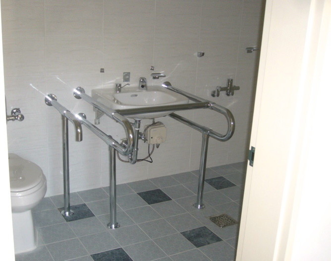 На фото: ванная комната в современном стиле с подвесной раковиной, серой плиткой, керамической плиткой, белыми стенами и полом из керамической плитки с