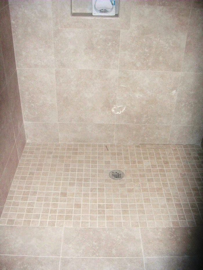 Klassisches Badezimmer mit bodengleicher Dusche, Wandtoilette mit Spülkasten, beigen Fliesen, Keramikfliesen, beiger Wandfarbe und Keramikboden in New York