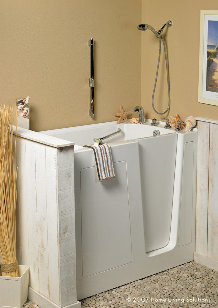 Foto di una stanza da bagno classica con vasca ad alcova, vasca/doccia, piastrelle di ciottoli, pareti beige e pavimento con piastrelle di ciottoli