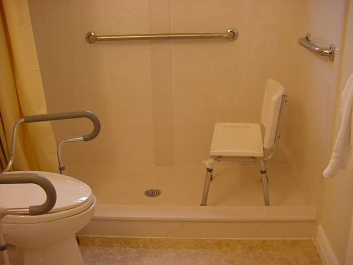 Idéer för att renovera ett vintage badrum, med en dusch i en alkov, en toalettstol med separat cisternkåpa, beige kakel, keramikplattor, beige väggar och linoleumgolv