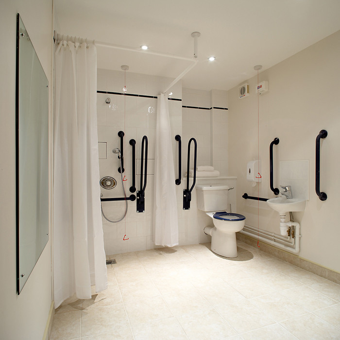Idee per una stanza da bagno contemporanea con lavabo sospeso, doccia a filo pavimento, WC a due pezzi, piastrelle bianche, piastrelle in ceramica, pareti bianche e pavimento con piastrelle in ceramica