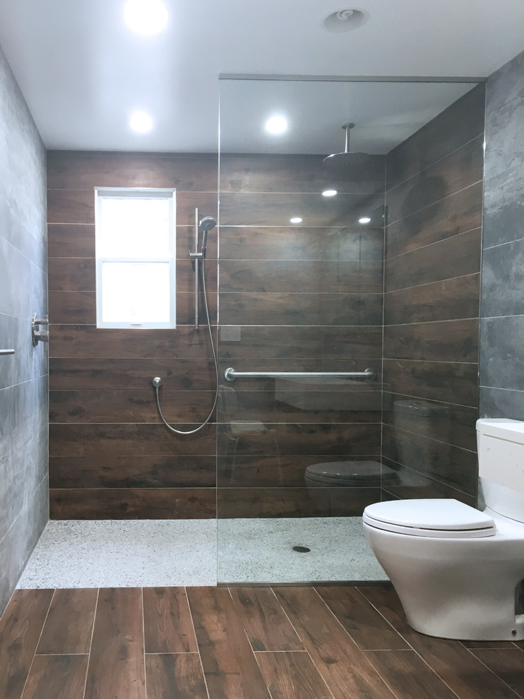 Inspiration för stora moderna badrum, med skåp i mörkt trä, en öppen dusch, en toalettstol med separat cisternkåpa, grå kakel, porslinskakel, grå väggar, klinkergolv i porslin, ett undermonterad handfat och bänkskiva i kvarts