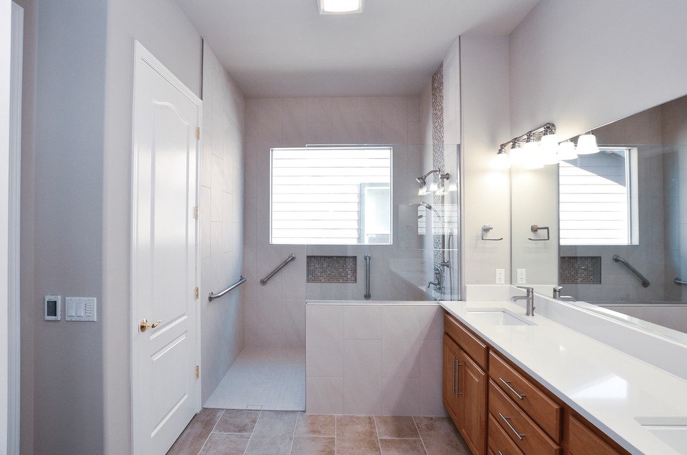 Modern inredning av ett mellanstort vit vitt en-suite badrum, med luckor med upphöjd panel, skåp i ljust trä, en öppen dusch, vit kakel, keramikplattor, vita väggar, cementgolv, ett integrerad handfat, bänkskiva i kvartsit och brunt golv