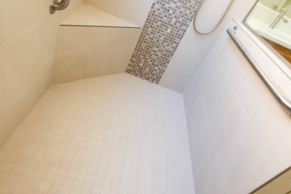 Exempel på ett mellanstort modernt vit vitt en-suite badrum, med luckor med upphöjd panel, skåp i ljust trä, en öppen dusch, vit kakel, keramikplattor, vita väggar, cementgolv, ett integrerad handfat, bänkskiva i kvartsit och brunt golv