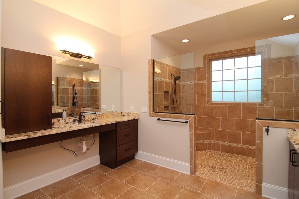 Aménagement d'une salle de bain contemporaine avec un mur blanc et un sol marron.