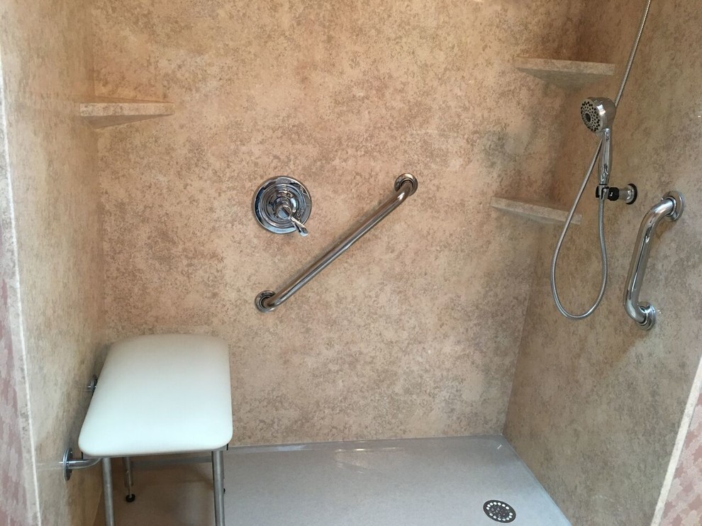 Inredning av ett klassiskt mellanstort badrum med dusch, med en öppen dusch
