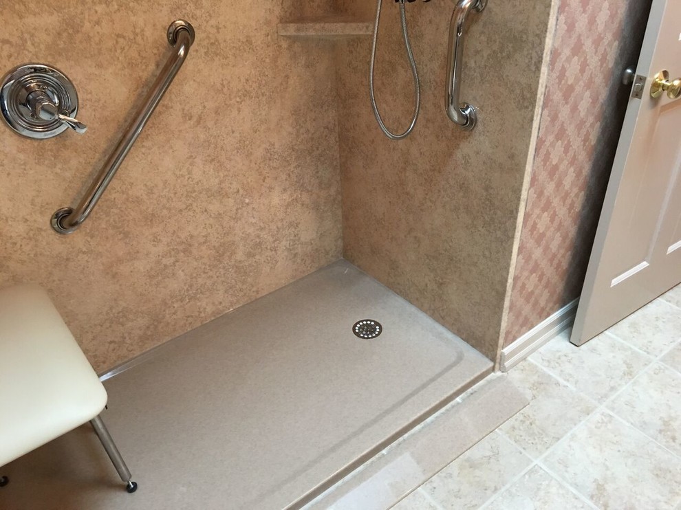 Klassisk inredning av ett mellanstort badrum med dusch, med en öppen dusch