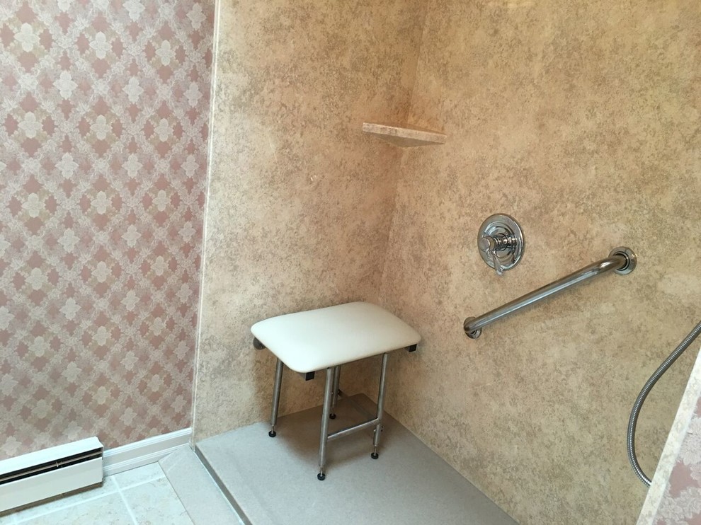 Idéer för ett mellanstort klassiskt badrum med dusch, med en öppen dusch