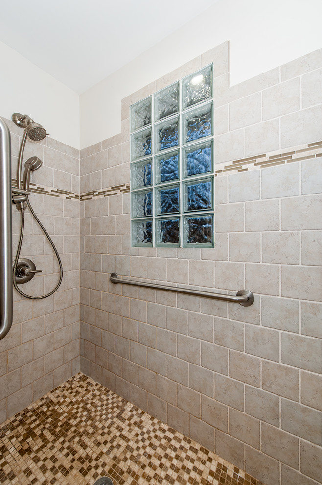 Cette image montre une salle de bain traditionnelle en bois clair de taille moyenne avec un placard avec porte à panneau surélevé, WC séparés, un mur blanc, un sol en carrelage de céramique, un lavabo posé, un sol gris et aucune cabine.
