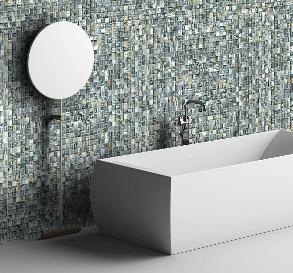 Esempio di una grande stanza da bagno padronale design con vasca freestanding, piastrelle grigie, piastrelle di vetro, pareti grigie e pavimento in cemento