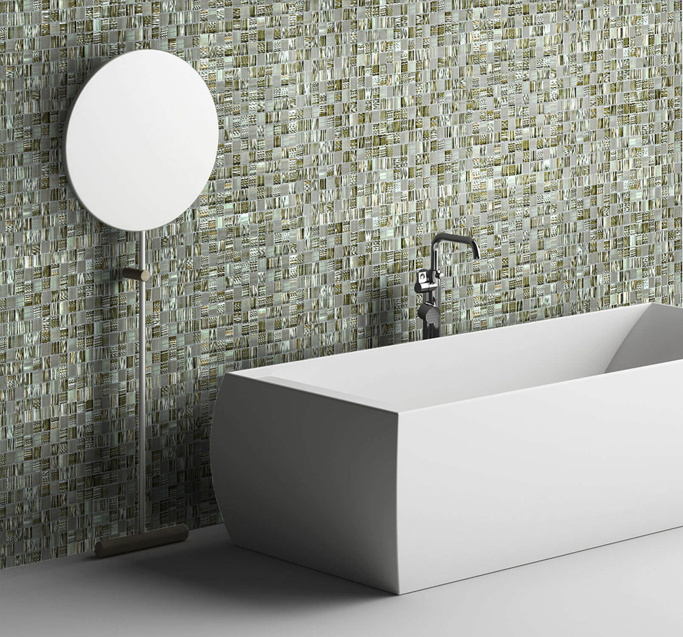 Großes Modernes Badezimmer En Suite mit freistehender Badewanne, grauen Fliesen, Glasfliesen, grauer Wandfarbe und Betonboden in Sacramento