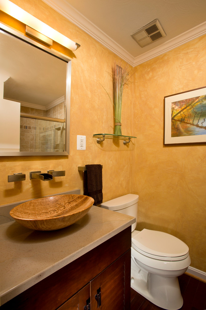 Esempio di una piccola stanza da bagno classica con lavabo a bacinella, ante a persiana, ante in legno scuro, doccia alcova, piastrelle beige, piastrelle in ceramica, pareti gialle, parquet scuro, top in granito e WC a due pezzi