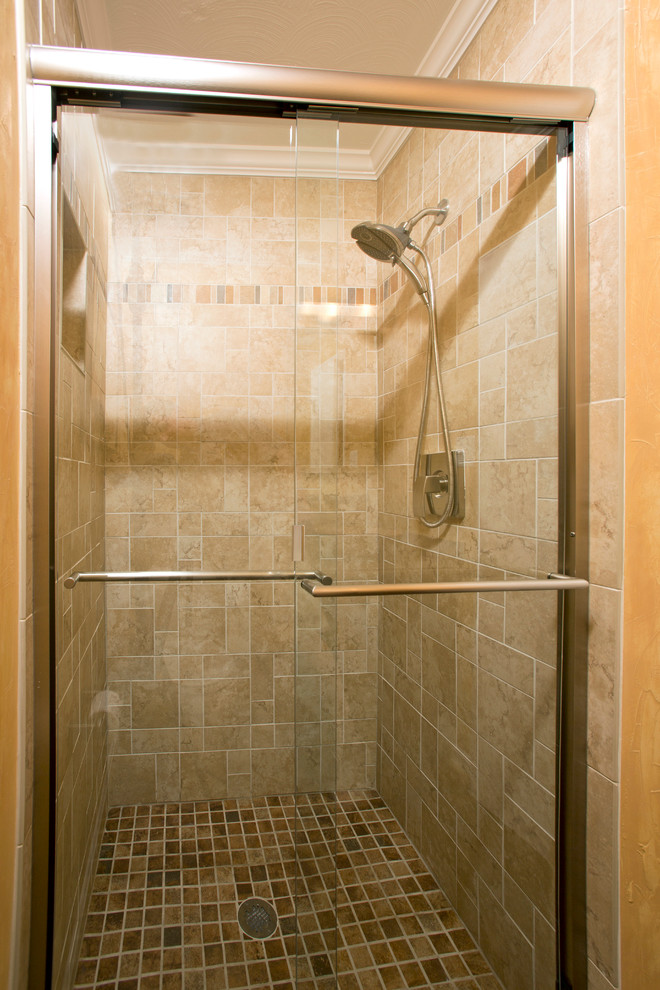 Inspiration för små klassiska badrum, med ett fristående handfat, en dusch i en alkov, beige kakel, keramikplattor, gula väggar, mörkt trägolv, granitbänkskiva och en toalettstol med separat cisternkåpa