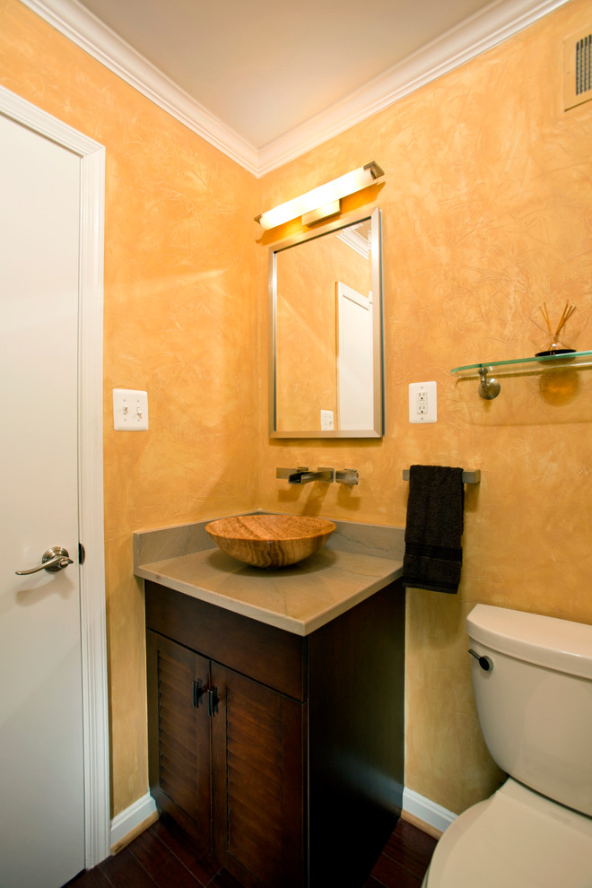 Idée de décoration pour une petite douche en alcôve tradition en bois brun avec une vasque, un placard à porte persienne, un carrelage beige, des carreaux de céramique, un mur jaune, parquet foncé, un plan de toilette en granite et WC séparés.