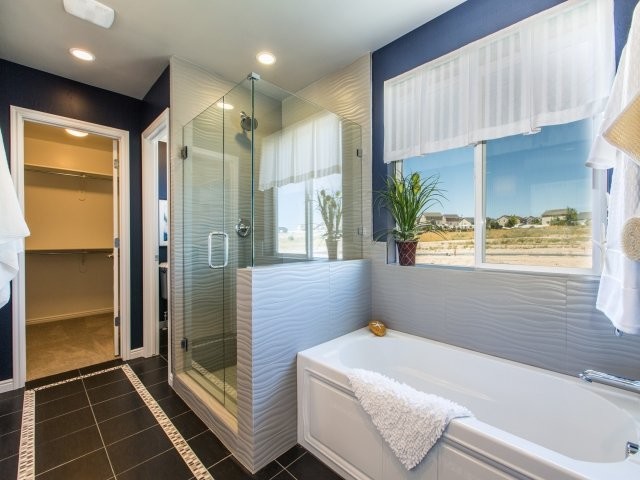 Пример оригинального дизайна: главная ванная комната среднего размера в стиле неоклассика (современная классика) с серой плиткой и синими стенами