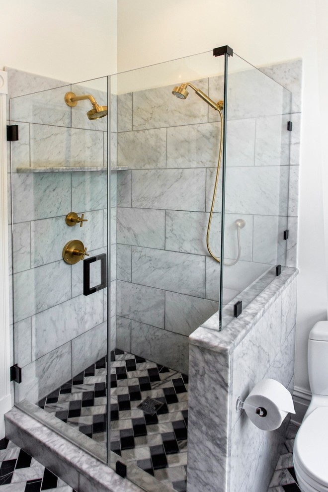 Exempel på ett litet eklektiskt en-suite badrum, med ett undermonterad handfat, släta luckor, svarta skåp, marmorbänkskiva, en hörndusch, en toalettstol med hel cisternkåpa, stenkakel, vita väggar, marmorgolv, svart och vit kakel och grå kakel