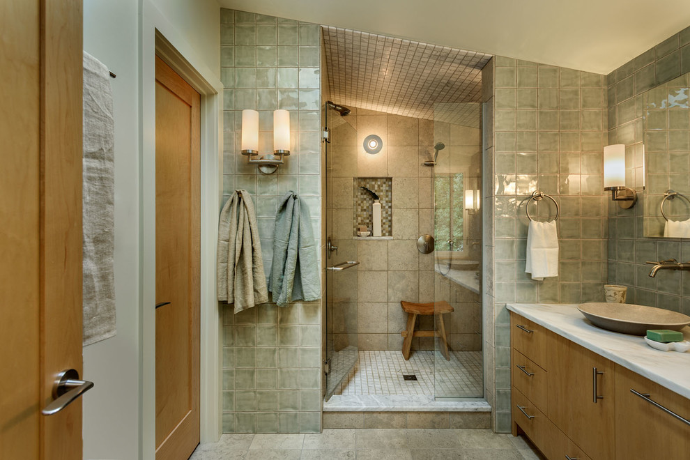 バーリントンにあるコンテンポラリースタイルのおしゃれな浴室 (ベッセル式洗面器、フラットパネル扉のキャビネット、中間色木目調キャビネット、アルコーブ型シャワー、緑の壁) の写真