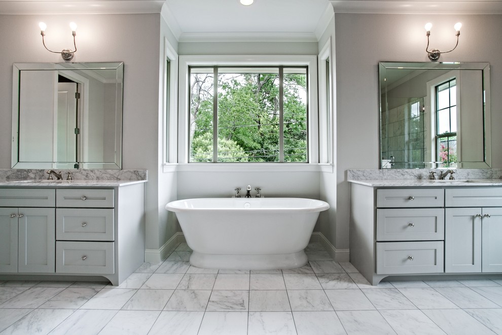 Exempel på ett stort klassiskt en-suite badrum, med luckor med infälld panel, grå skåp, ett fristående badkar, grå kakel, grå väggar, marmorgolv, ett undermonterad handfat, marmorbänkskiva, en hörndusch, vitt golv och dusch med gångjärnsdörr